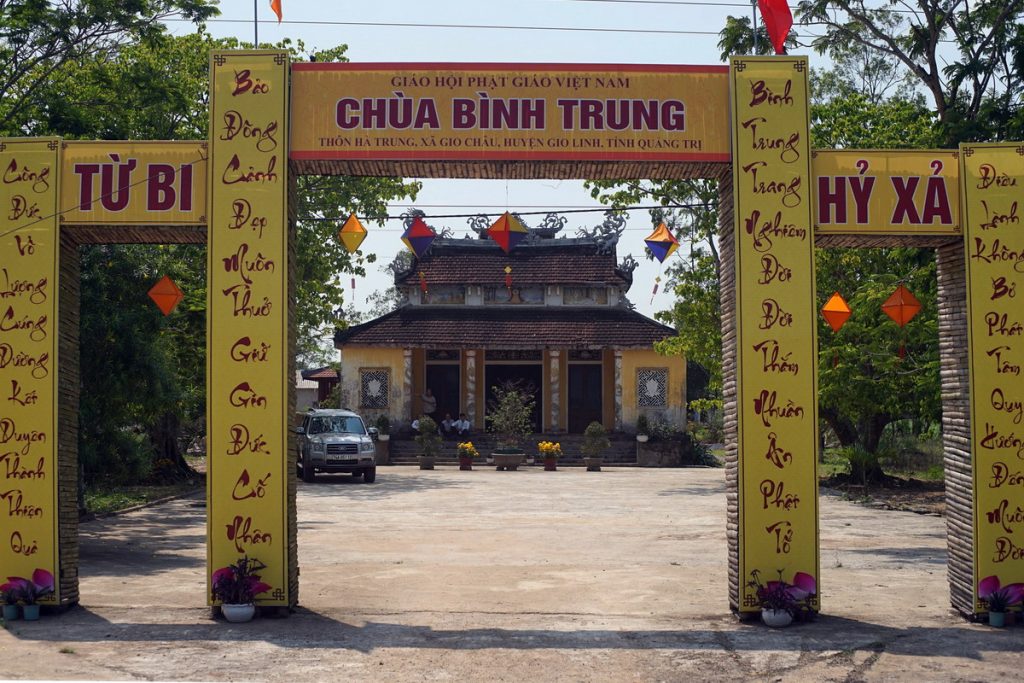 Nằm ở làng Hà Trung, xã Gio Châu, huyện Gio Linh, tỉnh Quảng Trị, chùa Bình Trung, còn được gọi là chùa Bảo Đông, là một ngôi chùa có giá trị khá đặc biệt về văn hóa lịch sử của Việt Nam.