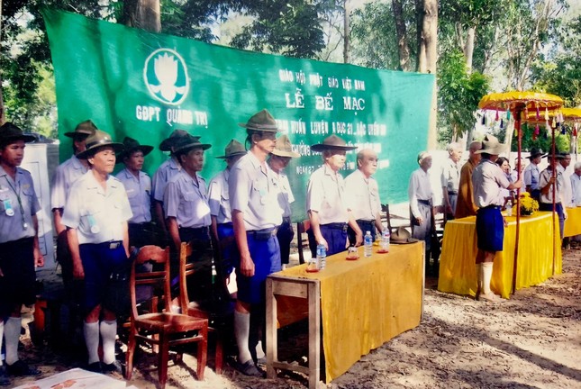 Huynh trưởng Lê Bá Chí cùng các huynh trưởng Gia đình Phật tử Quảng Trị